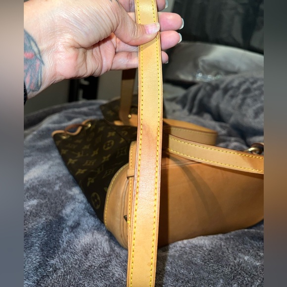 Louis Vuitton Montsouris MM - Picture 8 of 14